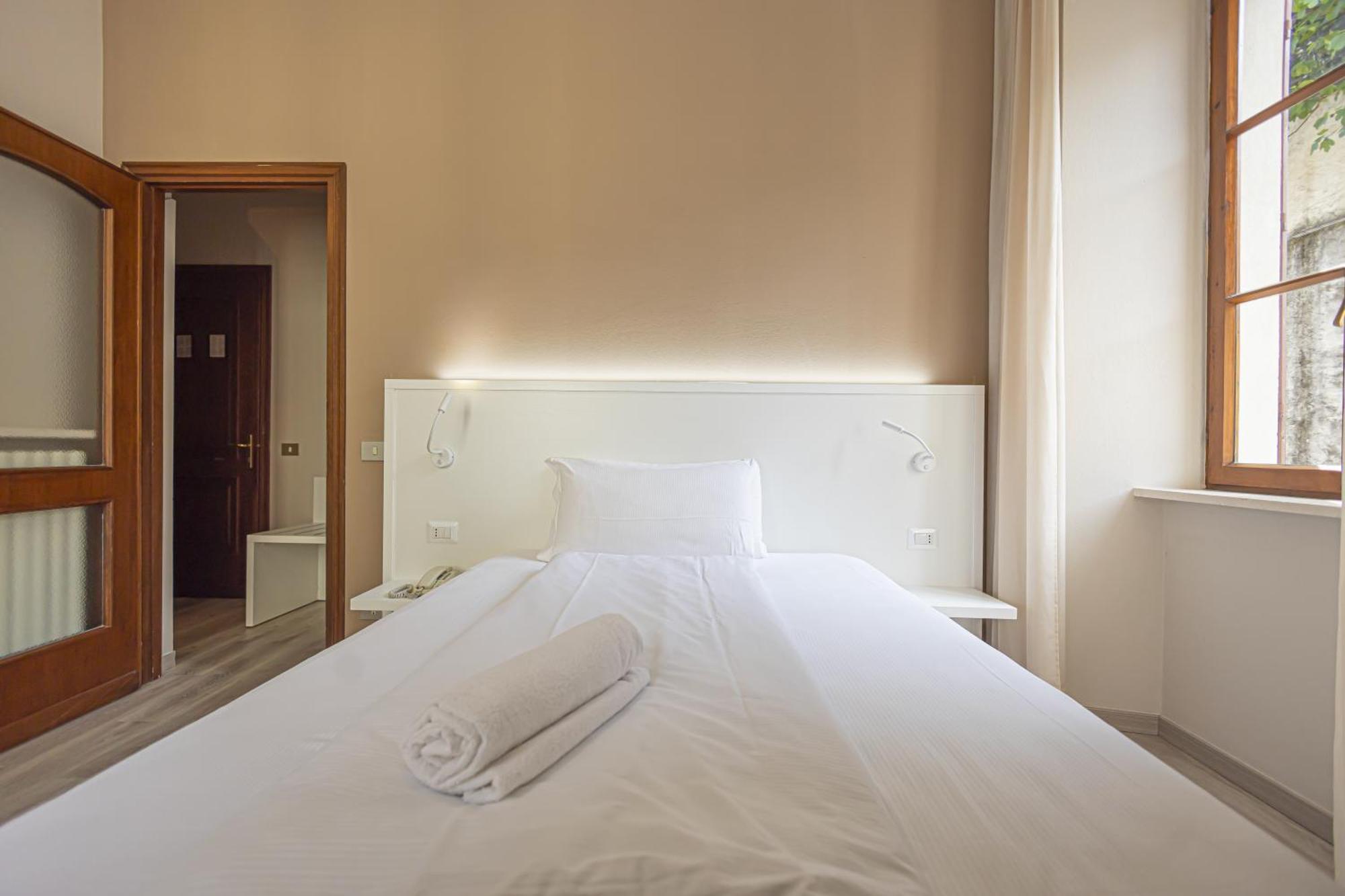 Hotel Il Portico By Lvg Hotel Collection Канобио Стая снимка