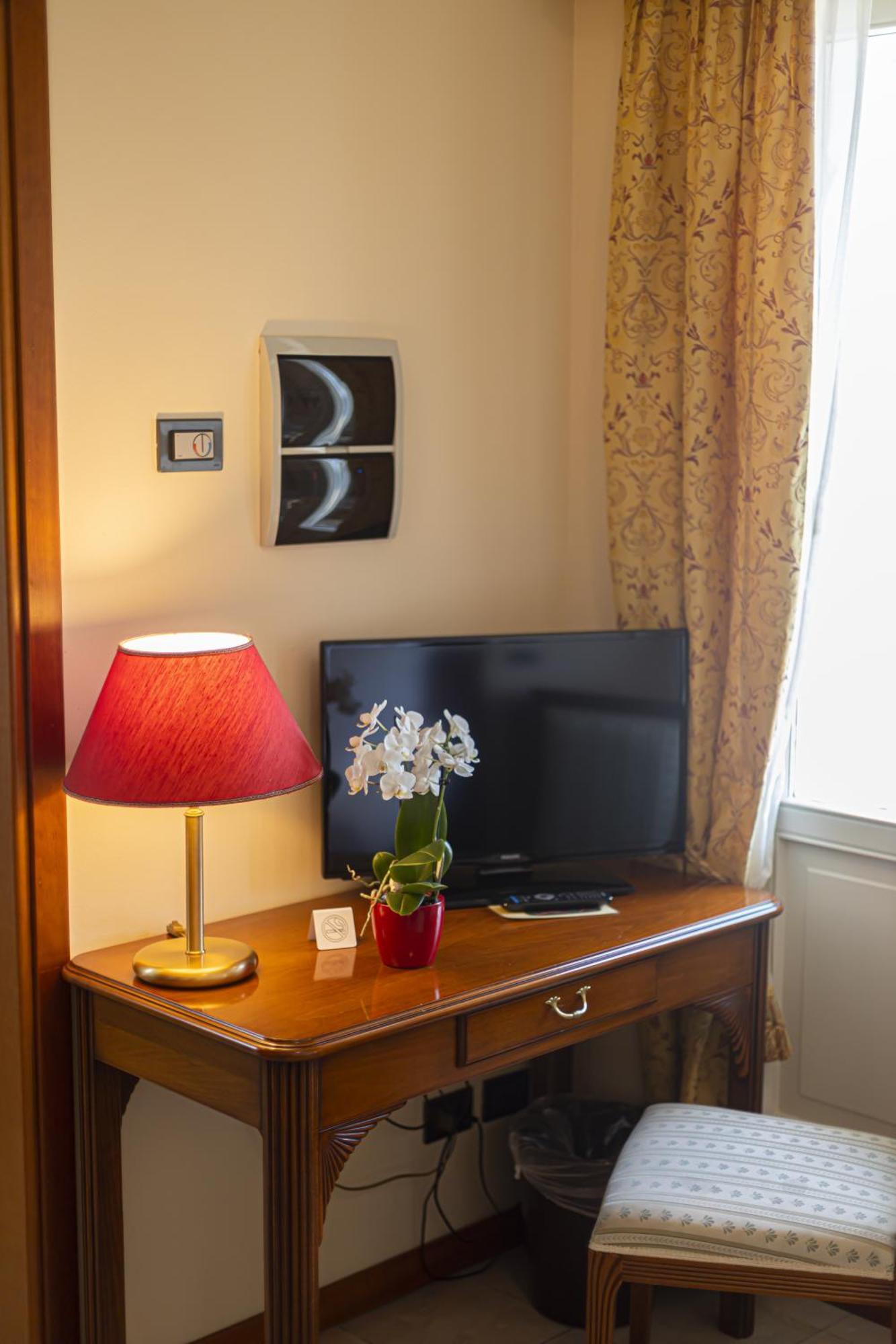 Hotel Il Portico By Lvg Hotel Collection Канобио Стая снимка